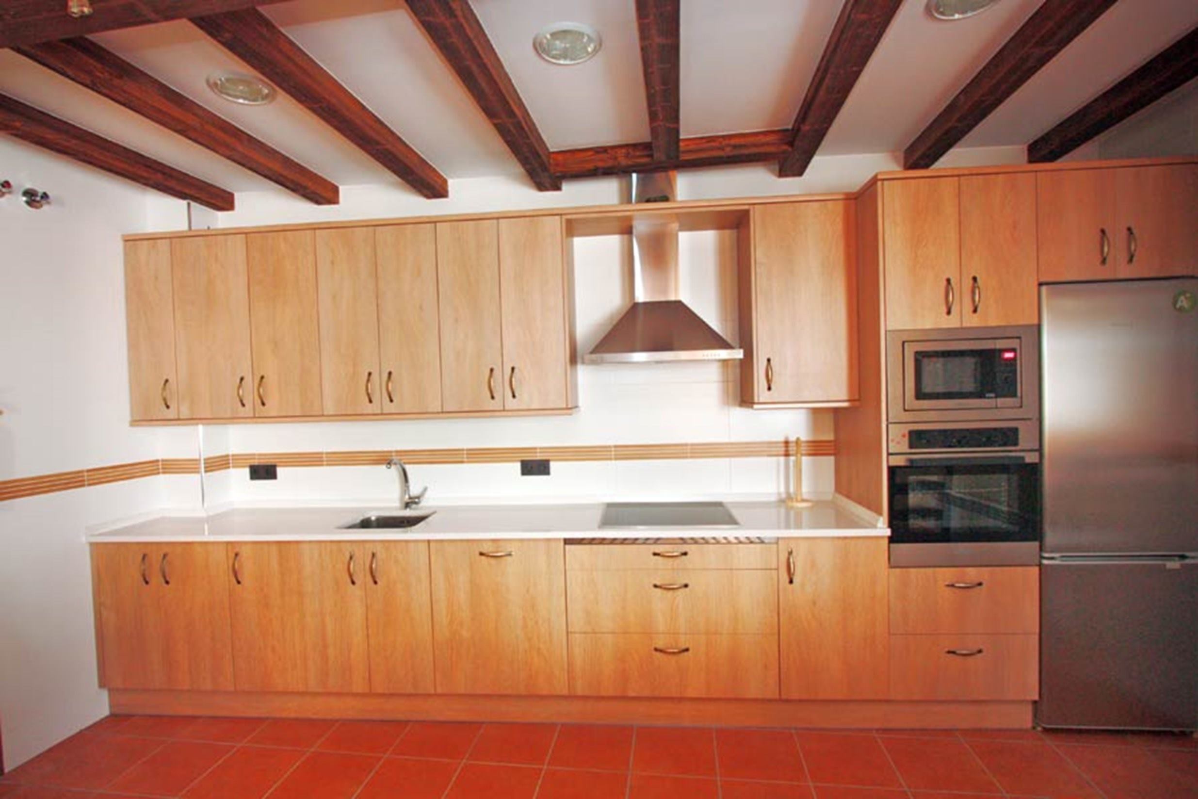 cocina totalmente equipada en la casa rural burgos para 20 personas