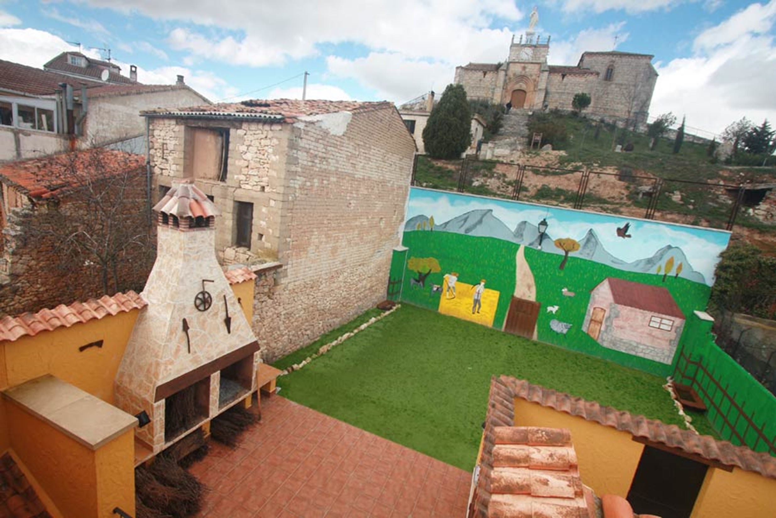 patio grande con babarco y parque infantil